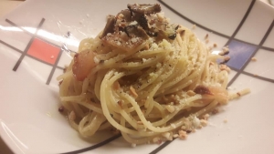 Spaghetti con tartufo, guanciale croccante e granella di nocciole
