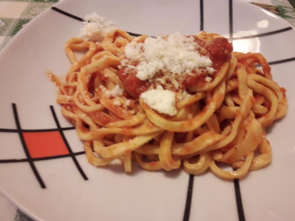 Tagliolini al sugo con polpette 