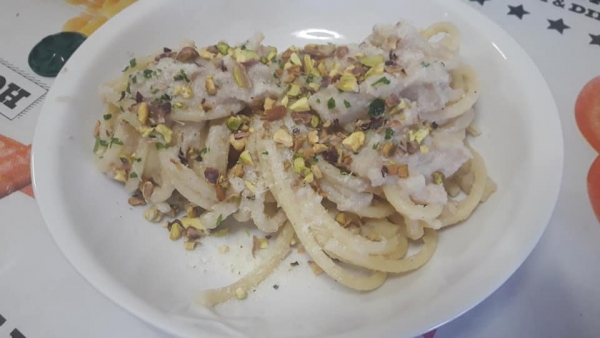 Bucatini alla crema di cavolfiore e salsiccia con granella di pistacchi