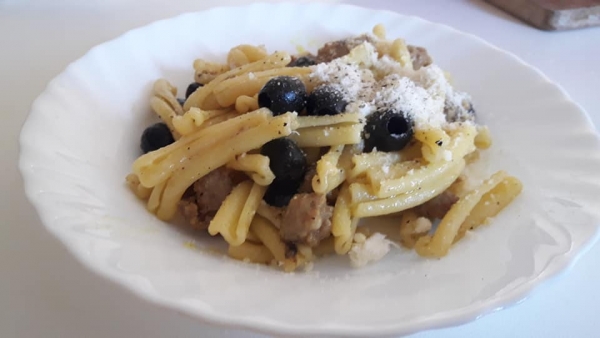 Casarecce piccanti salsiccia e olive