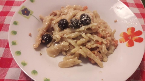 Gnocchetti, rag&ugrave; in bianco con olive