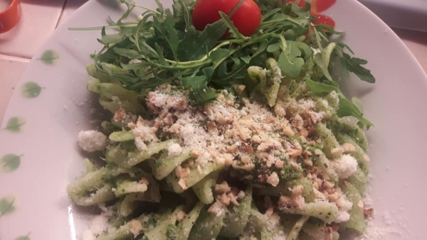 Fusilloni pesto di rucola e granella di nocciole