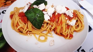 Spaghetti piccanti, pomodorini, basilico e primo sale al pepe nero