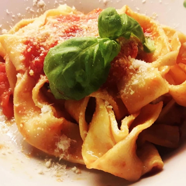 Pappardelle con rag&ugrave; salsiccia e spuntature