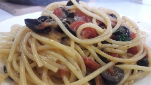 Spaghetti acciughe e olive
