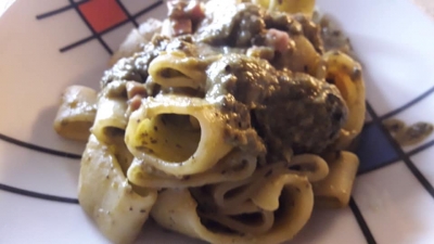 Calamarata con vellutata di piselli ed olive e prosciutto cotto