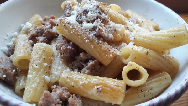 Rigatoni cipolla e salsiccia in 20'