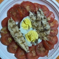 Sgombro grigliato, uovo sodo e pomodori