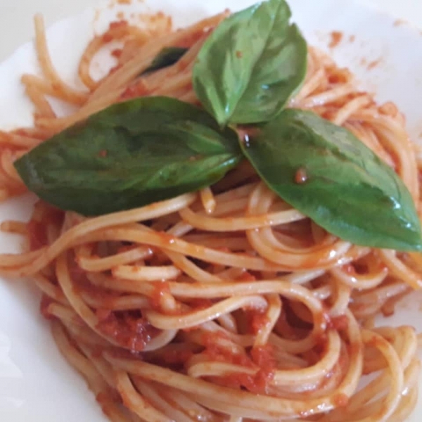 Spaghetti quadrati al sugo con acciughe e peperoncino