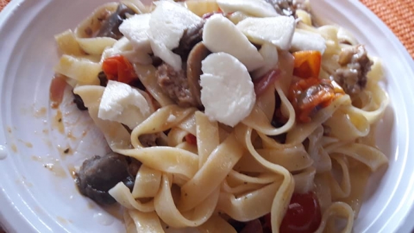 Fettuccine macinato, funghi e pomodorini