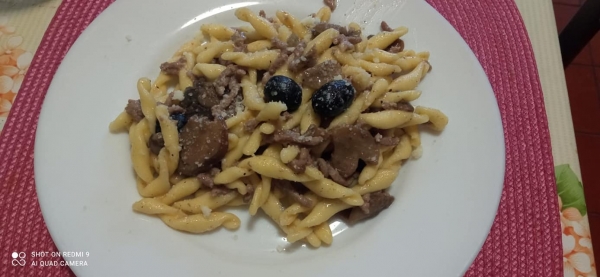 Strozzapreti rag&ugrave; in bianco con olive e funghi