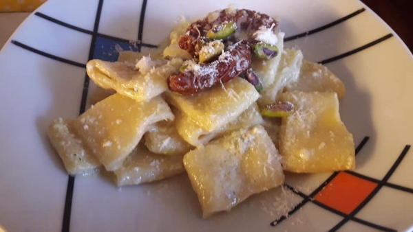 Calamarata mascarpone, gorgonzola, pistacchi e pomodori secchi