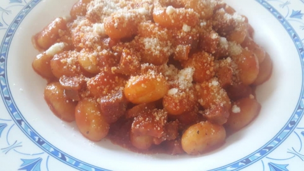 Gnocchi al sugo con salsiccia stagionata abruzzese