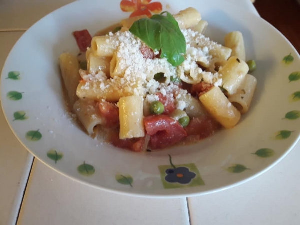 Rigatoni crema di piselli e pomodori