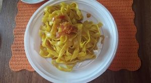 Fettuccine vino, curcuma e cipolla