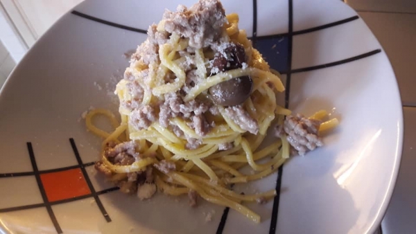 Tagliolini rag&ugrave; in bianco e olive