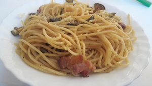 Spaghetti guanciale e zucchine con crema curcuma e pecorino