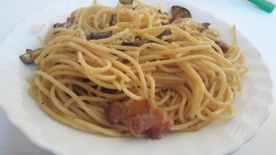 Spaghetti guanciale e zucchine con crema curcuma e pecorino
