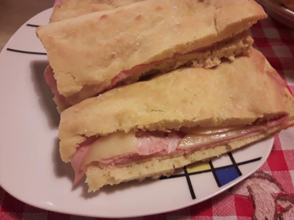 Pizza bianca prosciutto cotto e provola, mortadella 