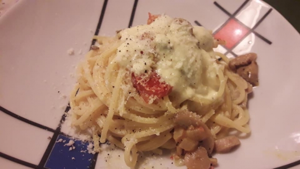 Spaghetti cremosi, funghi e pomodorini