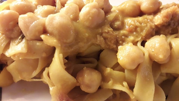 Fettuccine all'uovo con ceci e crema di fantasie di verdure