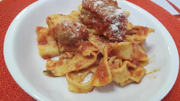 Pappardelle con rag&ugrave; napoletano