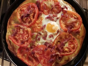 Pizza con pomodoro, pancetta e uovo - romana bassa croccante