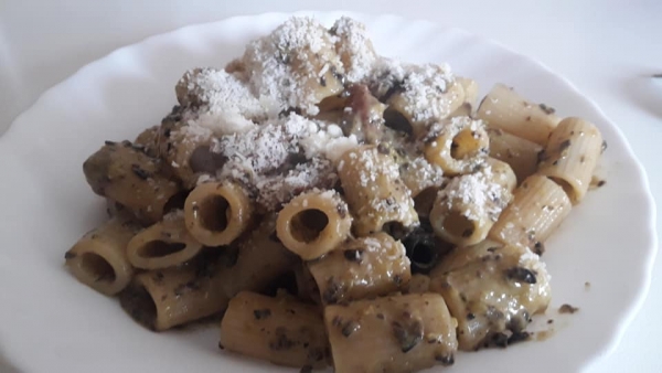 Mezze maniche crema di olive e piselli, guanciale