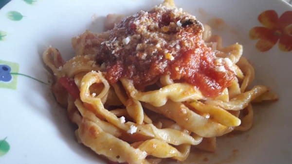 Fettuccine all'uovo, rag&ugrave; di salsiccia e olive