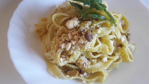 Fettuccine con pesto di mandorle e pistacchi