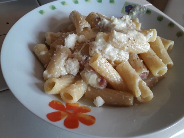Rigatoni crema di latte, prosciutto cotto e provola